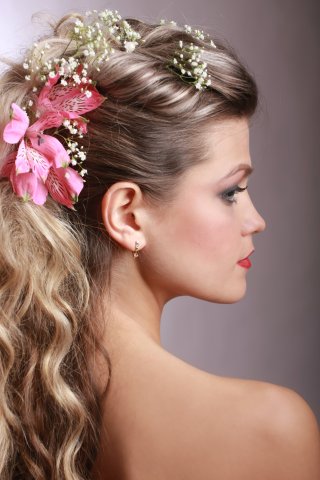 Acconciature capelli sposa con fiori per un look romantico fiori  decorazioni capelli per cerimonia - Sposamore